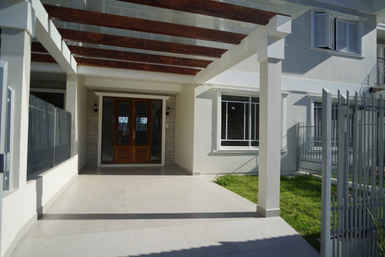 Garagem coberta, com portão eletrônico já instalado, e pátio privativo para cada unidade.