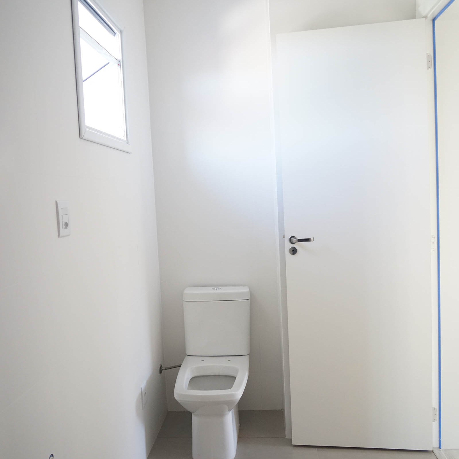 Amplo banho social no segundo piso. Todos pontos de água com espera para água quente.