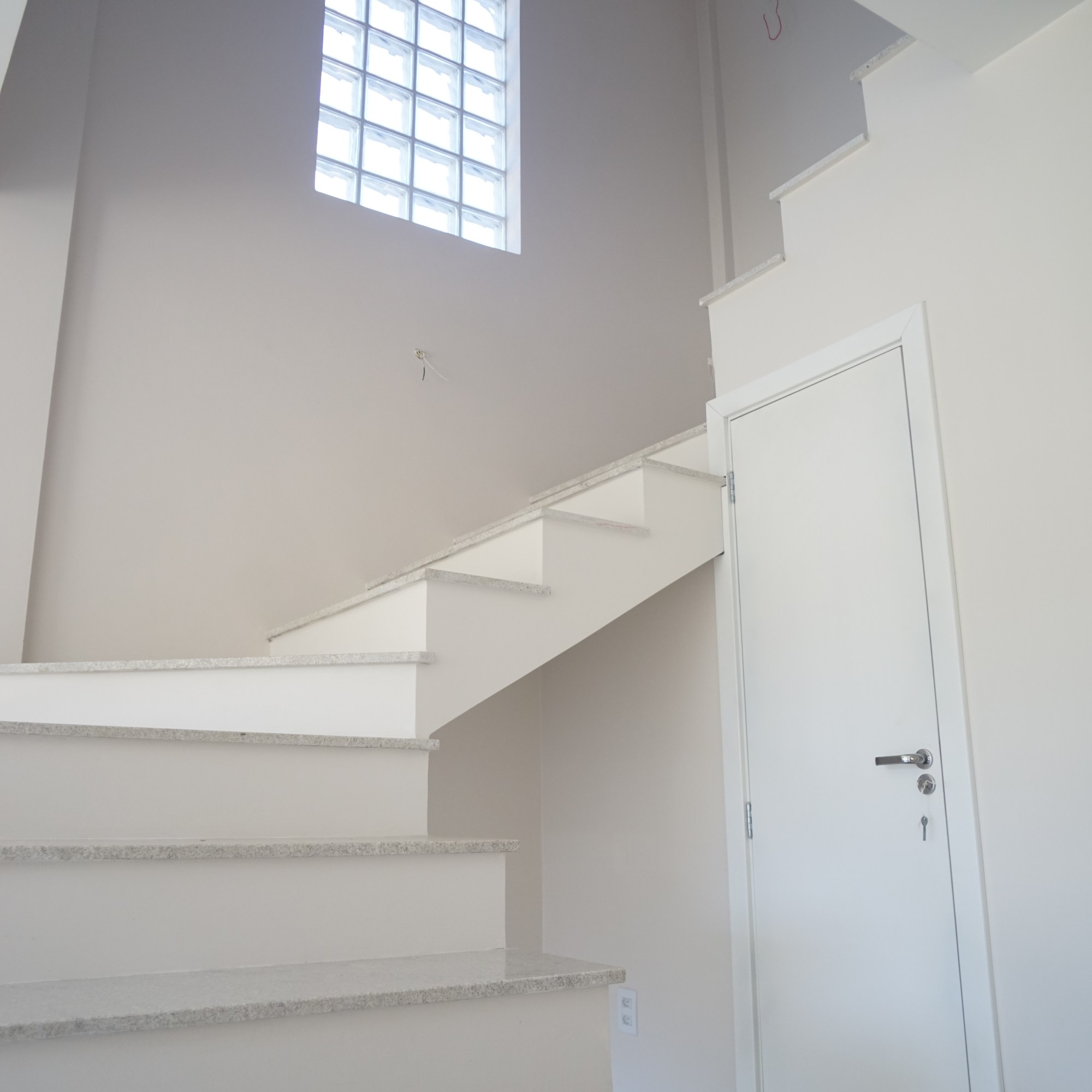 Lavabo sob a escada.