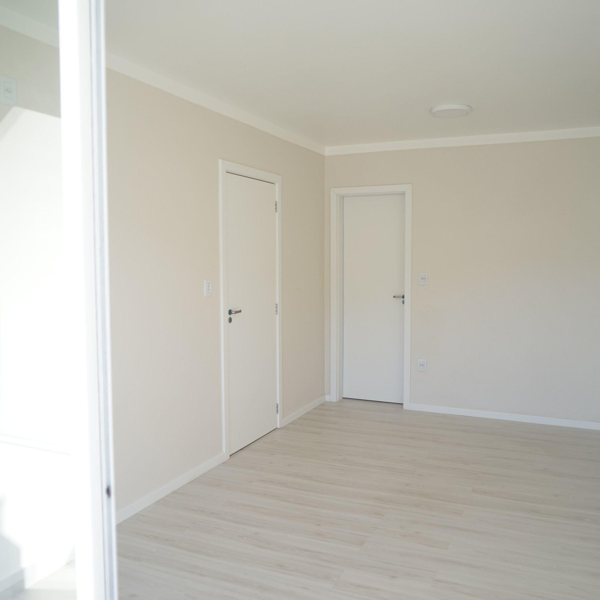 Portas internas em madeira, fechaduras de alto padrão. Rodapé e rodaforro brancos.